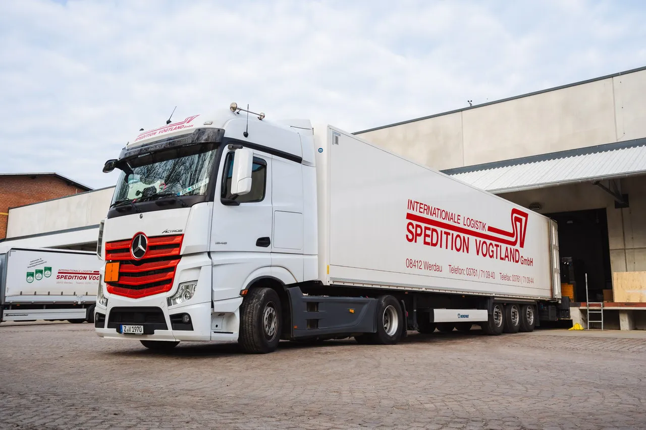 LKW der Spedition Vogtland auf der Straße